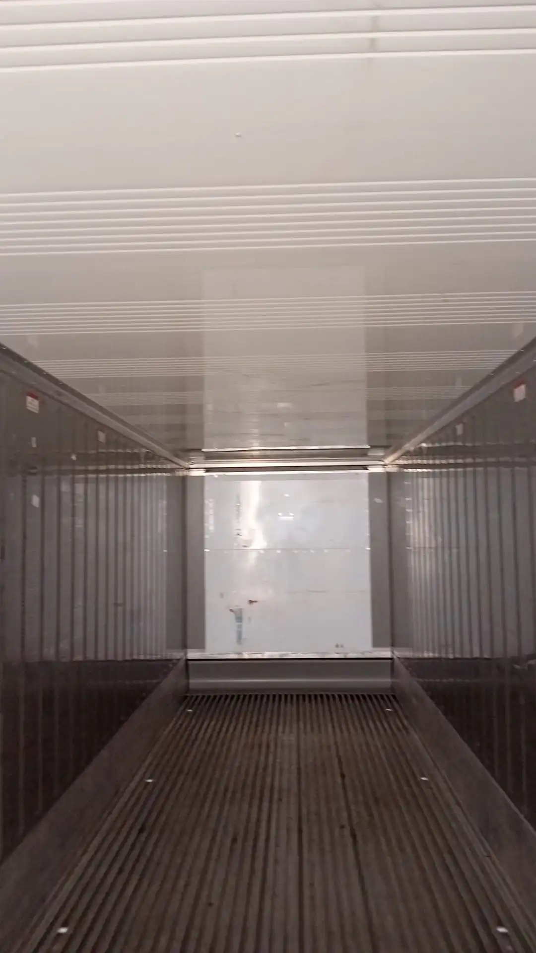 Reefer konteyner iç yüzeyi ve hava kanallı zemini